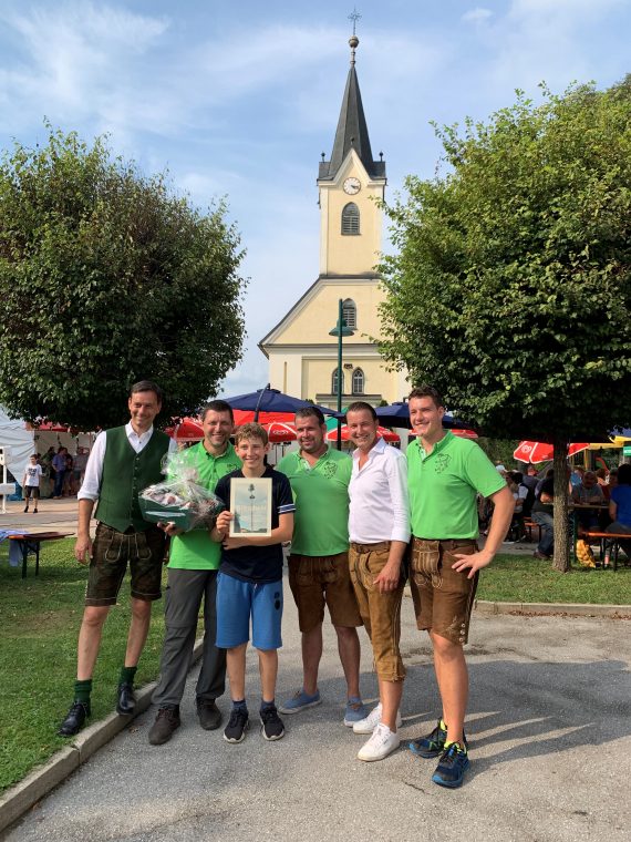 NRAbg. Ernst Gödl, VP-Obmann Christian Aldrian und sein Team mit dem glücklichen Gewinner des Hauptpreises