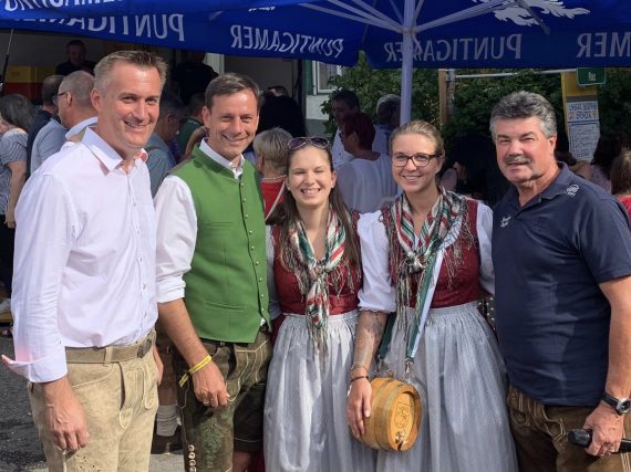 Peggaus Vizebürgermeister Franz Mandl, NRAbg. Ernst Gödl, die Marketenderinnen der Musikkapelle Peggau-Deutschfeistritz und Festobmann Fritz Pirstinger