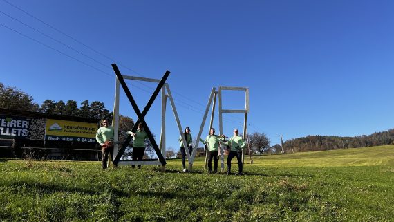 Foto 1_JVP Steiermark stellte Landschaftselement über Gratkorn Tunnel auf_